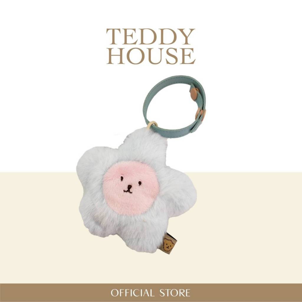 Daisy pop: pastel blue,a super cute daisy scented keychain with soft and touchable fur.