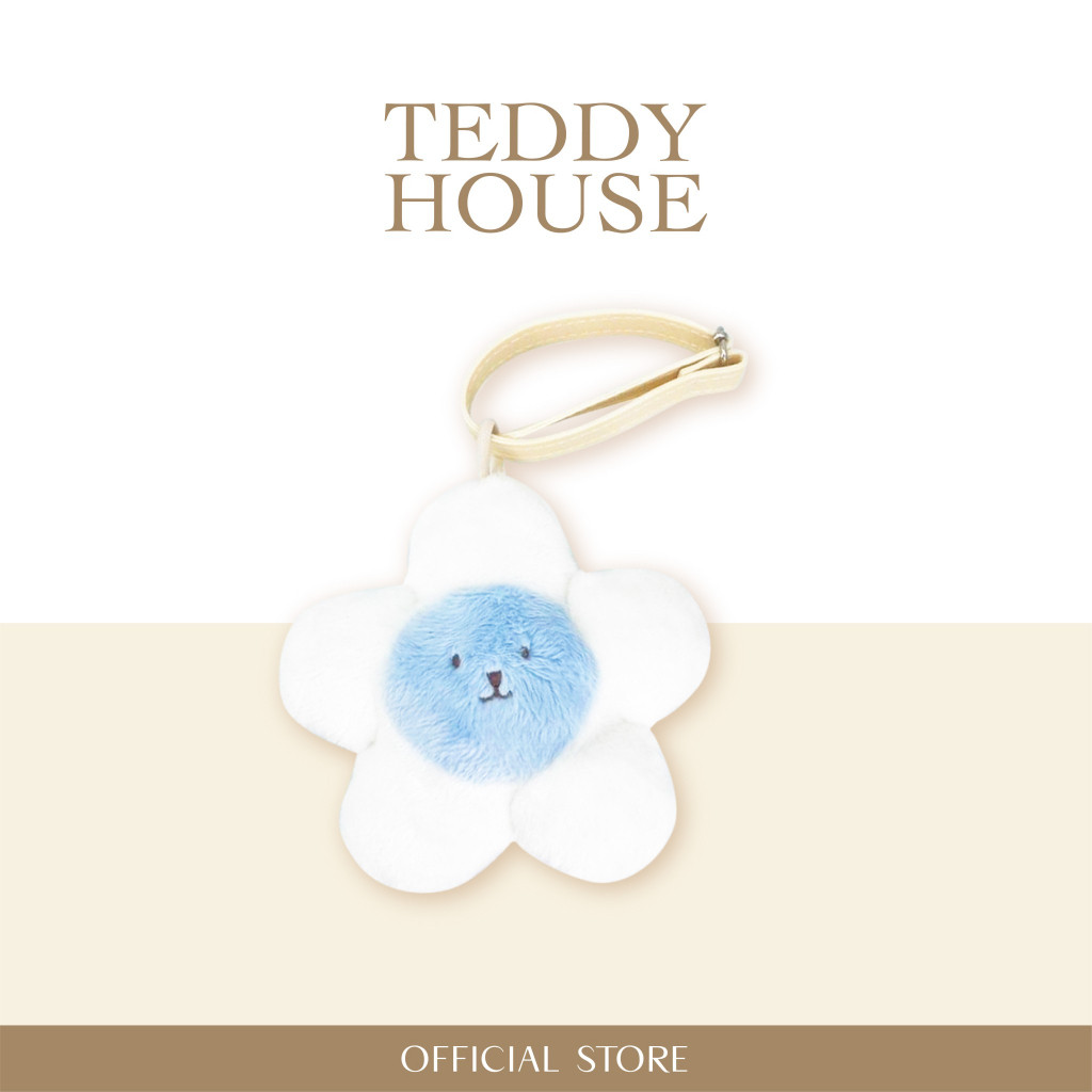 Daisy Pop : Blue, a super cute daisy scented keychain with soft and touchable fur.