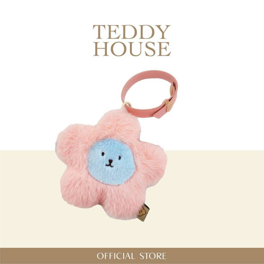 Daisy pop Peach ,a super cute daisy scented keychain with soft and touchable fur.